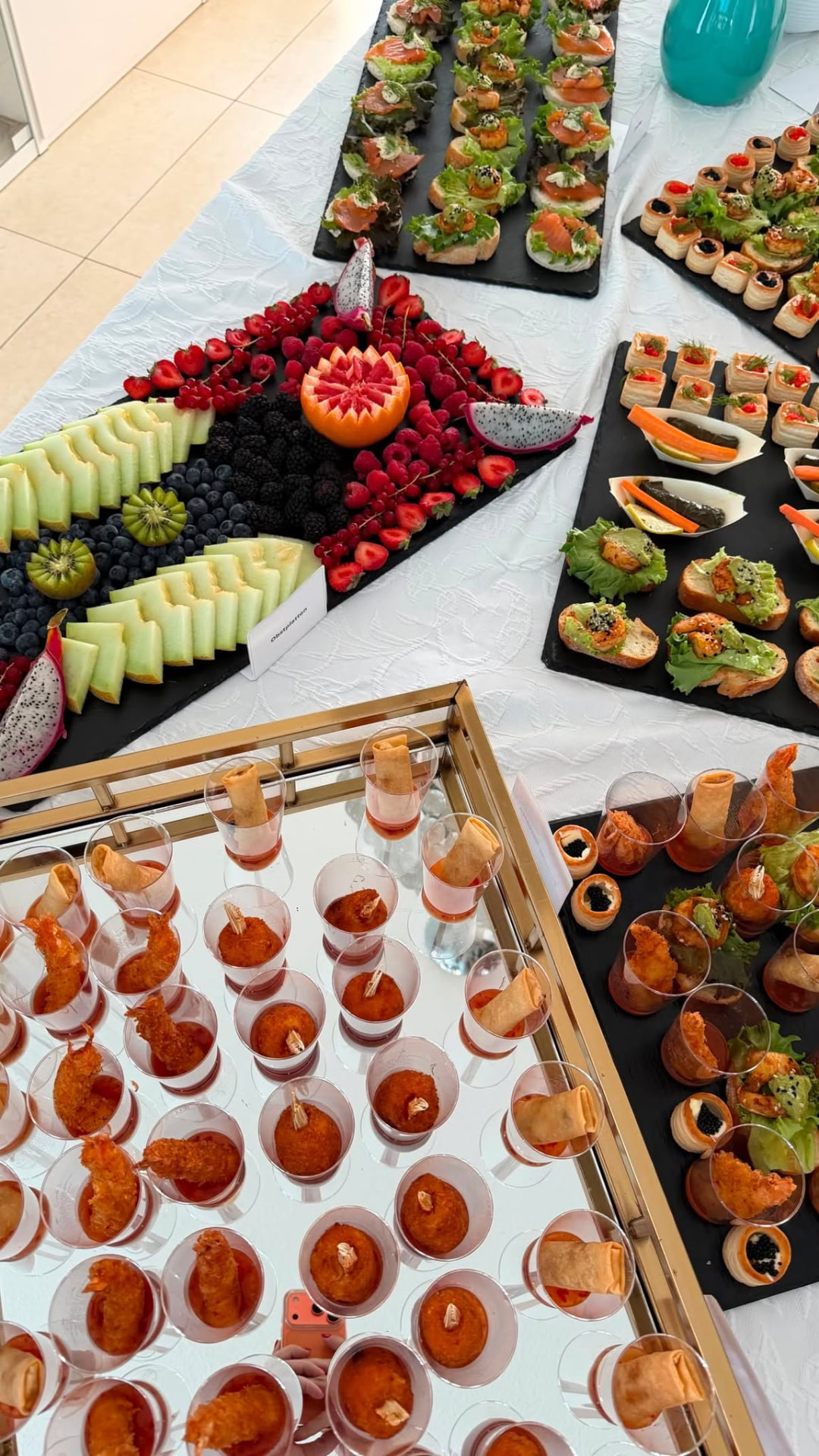 Obstplatte und Garnelen im Glas auf dem Buffet