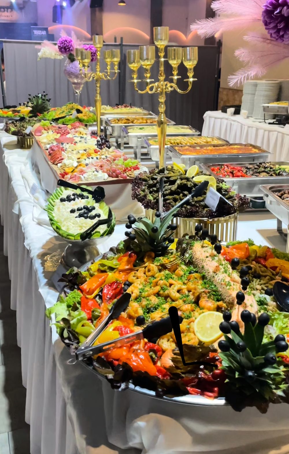 Canapés mit geräuchertem Lachs, Frischkäse und Dill
