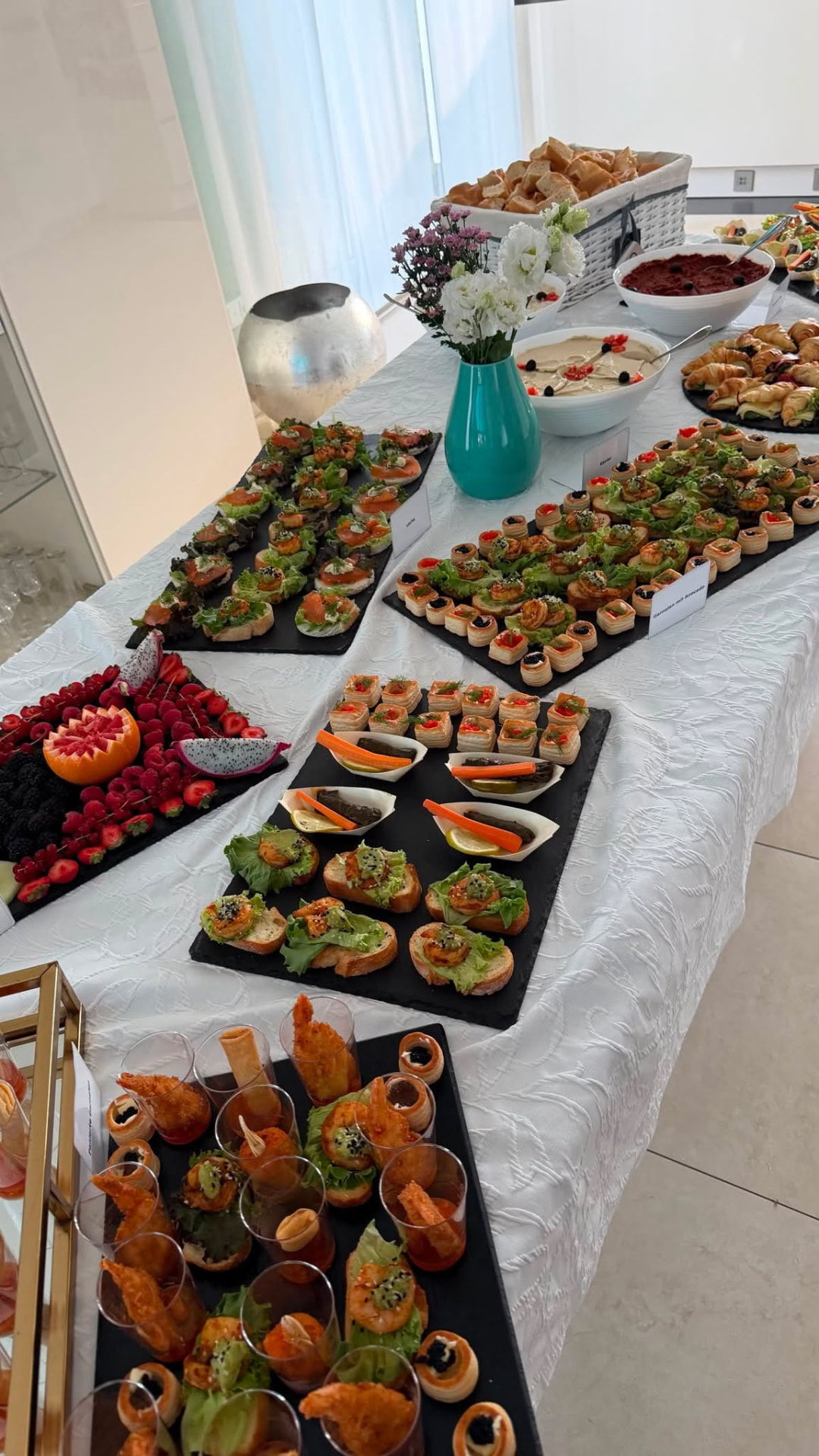 Fingerfood Buffet mit Canapés und Obstplatte