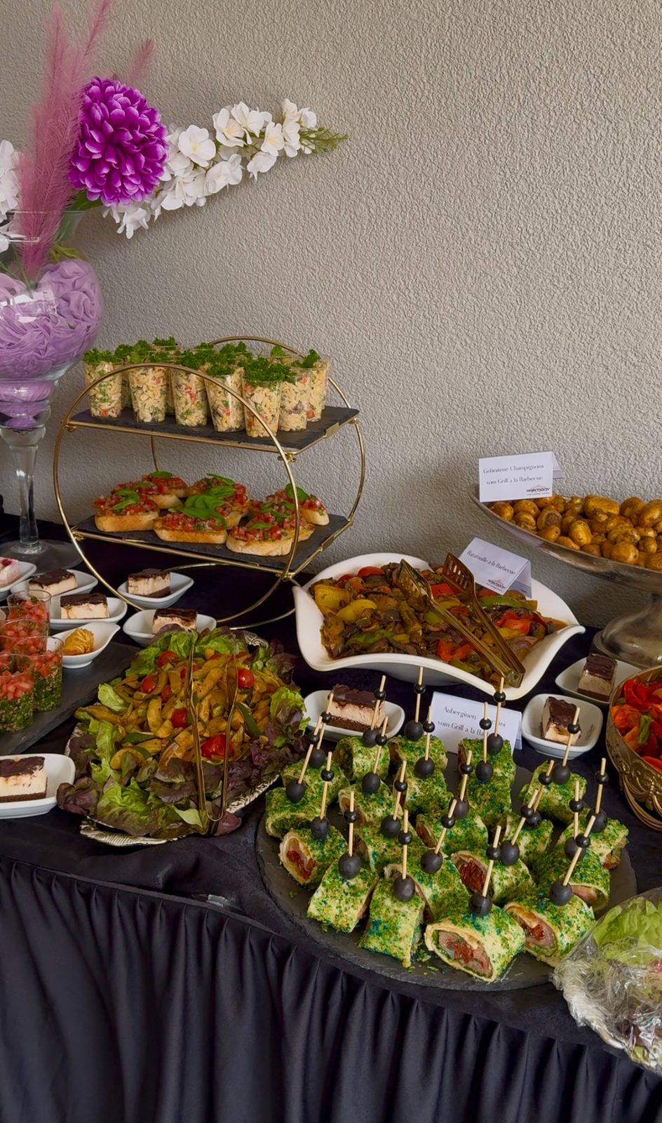 Catering Buffet mit Ofenkartoffeln, Lachs, Crostini und Dips